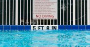 Vorbește-i despre adâncimea apei din piscină
