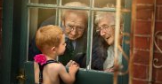 Un fotograf a surprins cele mai frumoase imagini cu bunicii și nepoții lor