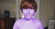 „M-am întors acasă de la muncă la fiul meu violet, pictat de fiica mea”