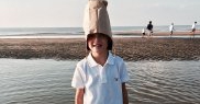 „Nu a vrut să-și ude pantofii, așa că și-a pus pungi de hârtie în picioare ca să intre în ocean”."