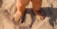 Cum îndepărtezi nisipul de pe picioare cu... pudră de talc