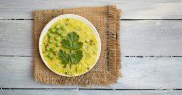Mâncare indiană cu mazăre (Khichuri)