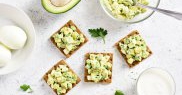 Toast cu avocado și cu iaurt