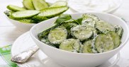 Salată de castraveți cu sos de iaurt