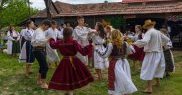 De Dragobete se glumește și se dansează