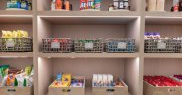 Produsele sunt organizate, etichetate și aranjate pe categorii