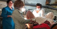 Mamele ucrainene nasc așa cum nu și-ar fi imaginat vreodată: sub pământ, în adăposturi antiaeriene