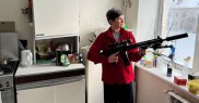 Mariana Zhaglo, mama a trei copii, s-a înarmat cu o pușcă de teamă invaziei ruse 