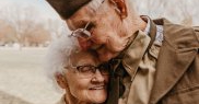 Ei sunt Melvin and Nancy Lubbers, doi porumbei care anul acesta sărbătoresc 70 de ani de căsnicie!