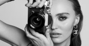 La 16 ani Lily a devenit cel mai tânăr ambasador global Chanel din toate timpurile