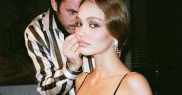 Lily-Rose a crescut atât în Franța, cât și în SUA și vorbește fluent franceza și engleza
