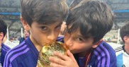 Copiii lui Messi sărutând trofeul Cupei Mondiale