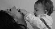 Cine o ajută pe Nicole Cherry să aibă grijă de copil