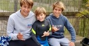 Sasha este pasionat de surfing, tenis și karate