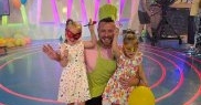 Cele două fetițe au o relație strânsă cu tatăl lor