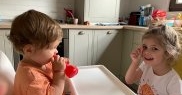 A adus în prim-plan provocările de mamă cu doi copii