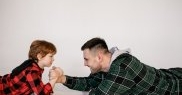 Oferă-i copilului și un model masculin