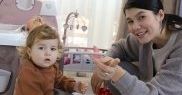 Este mama unei fetițe de 2 ani