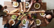8. Învățăm să mâncăm mai sănătos și să gătim acasă