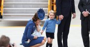 Kate Middleton se apleaca la nivelul lui George pentru a-l liniști