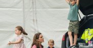 Kate la iarbă verde cu cei trei copii