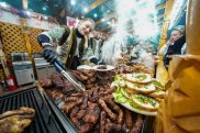 35 de lei pentru 2 sarmale la Târgul de Crăciun! Cât trebuie să scoată din buzunar părinții pentru bunătăți?