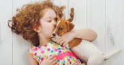 Fetita cu pui de terrier