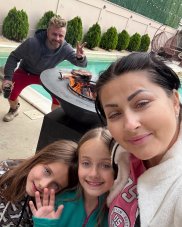 Clipe extrem de grele pentru Gabriela Cristea. Fetele ei au făcut prostioare în lipsa tatălui