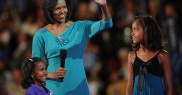 Michelle Obama alături de fiicele ei în 2008