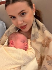 Emily Burghelea, internată de soț într-un spital din cauza depresiei postnatale.