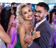 Claudia Puican și Armin Nicoară sunt proaspăt căsătoriți dar pleacă separat în luna de miere. Saxofonistul pleacă în Punta Cana