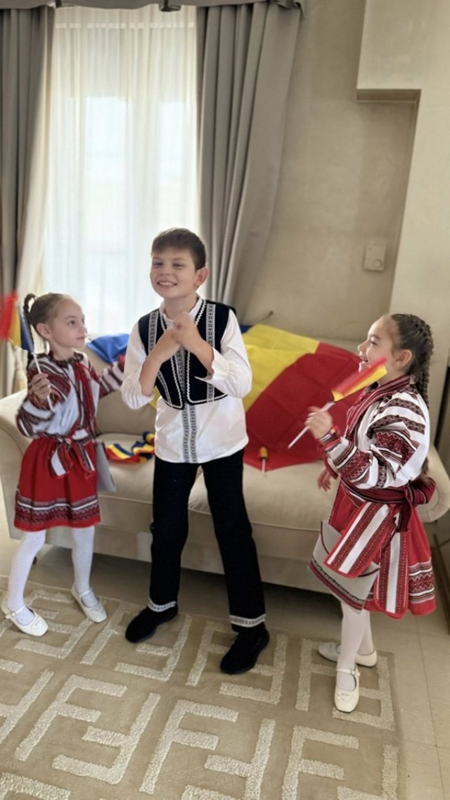 Copiii lui Cristi Borcea cu Valentina Pelinel, adevărați românași de 1 decembrie. Părinții le-au ales costume populare