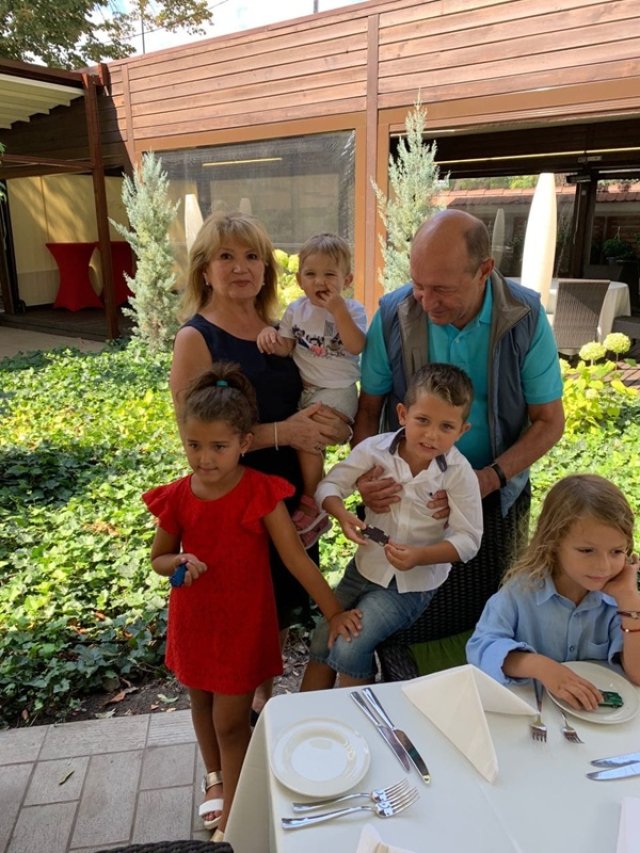 Maria și Trăian Băsescu au aniversat nunta de aur. Și-au reînnoit jurămintele