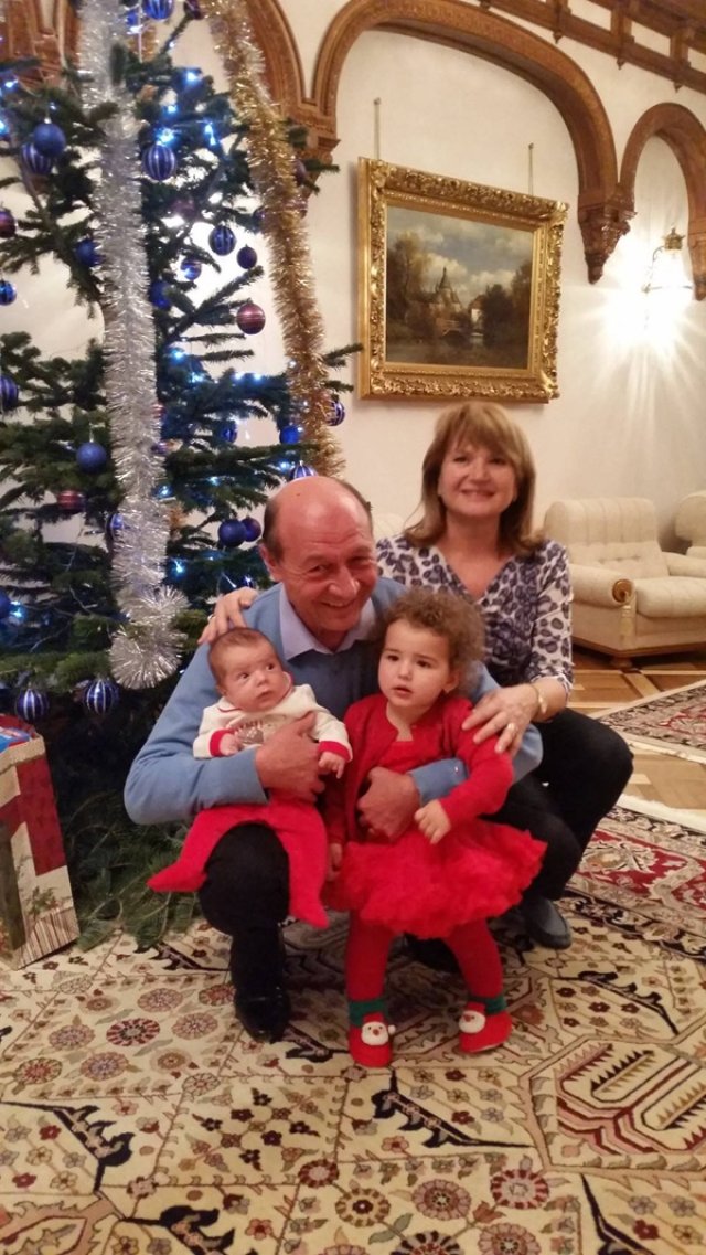 Maria și Trăian Băsescu au aniversat nunta de aur. La reînnoirea jurămintelor a asistat întreaga familie