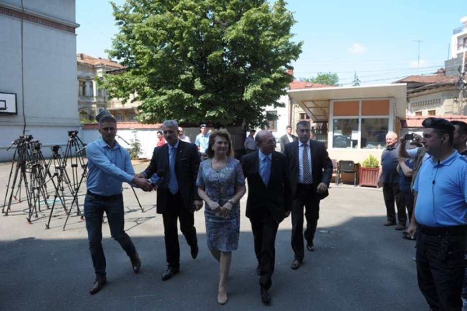 Maria și Trăian Băsescu au aniversat nunta de aur. Au ajuns din nou în fața altarului la 5 decenii de căsnicie