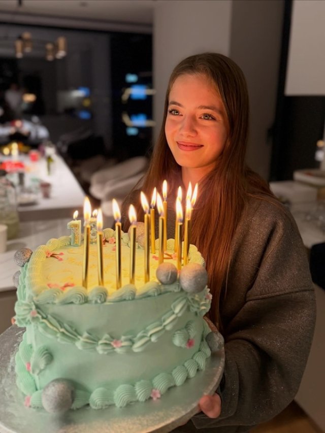 Catinca, fiica Elwirei și a lui Mihai Petre a împlinit 13 ani. Cei patru au sărbătorit în familie