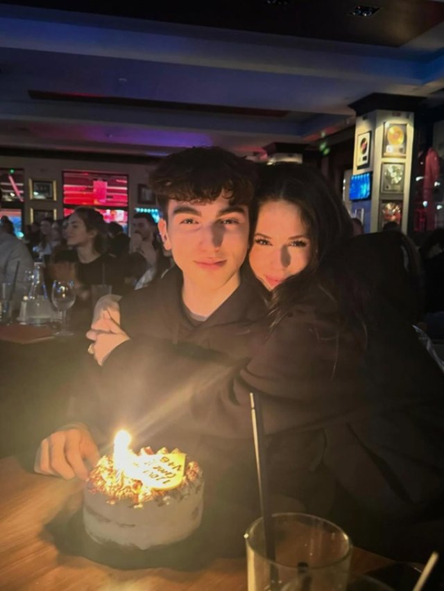 Violeta, fiica Andreei Marin a împlinit 18 ani. Mama ei i-a dedicat o poezie