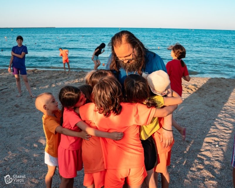 Preotul Damaschin sare din nou în ajutorul copiilor săraci din Iași, în prag de sărbători. A dus mii de copii la mare