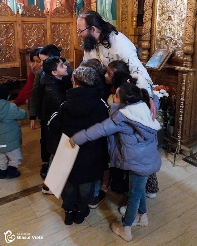 Preotul Damaschin sare din nou în ajutorul copiilor săraci din Iași, în prag de sărbători. A construit o clinică pentru oamenii nevoiași