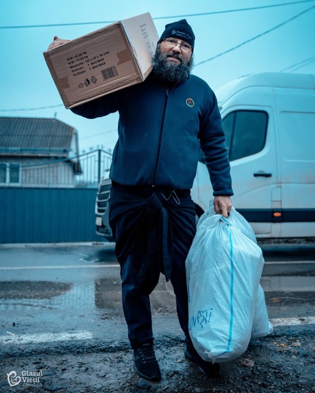 Preotul Damaschin sare din nou în ajutorul copiilor săraci din Iași, în prag de sărbători. A ridicat un cartier de case pentru cei fără posibilități