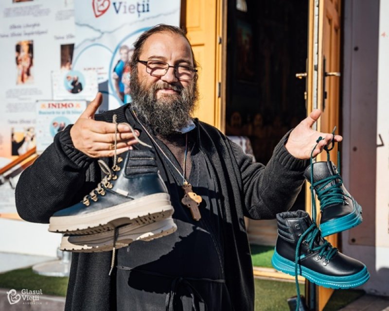 Preotul Damaschin sare din nou în ajutorul copiilor săraci din Iași, în prag de sărbători. An de an aduce bucurie pe chipurile copiilor