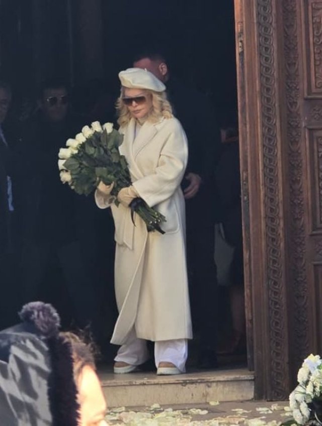 Imaginile durerii! Loredana Groza, distrusă de durere la înmormântarea tatălui ei