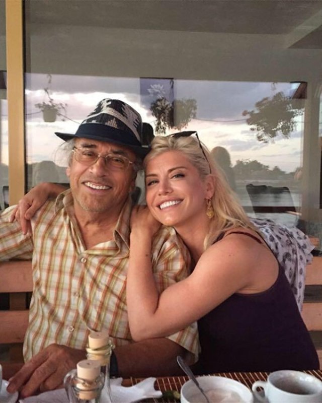 Imaginile durerii! Loredana Groza, distrusă de durere la înmormântarea tatălui ei, Vasile Groza