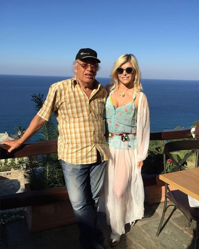 Imaginile durerii! Loredana Groza, distrusă de durere la înmormântarea tatălui ei. Cei doi aveau o relație apropiată