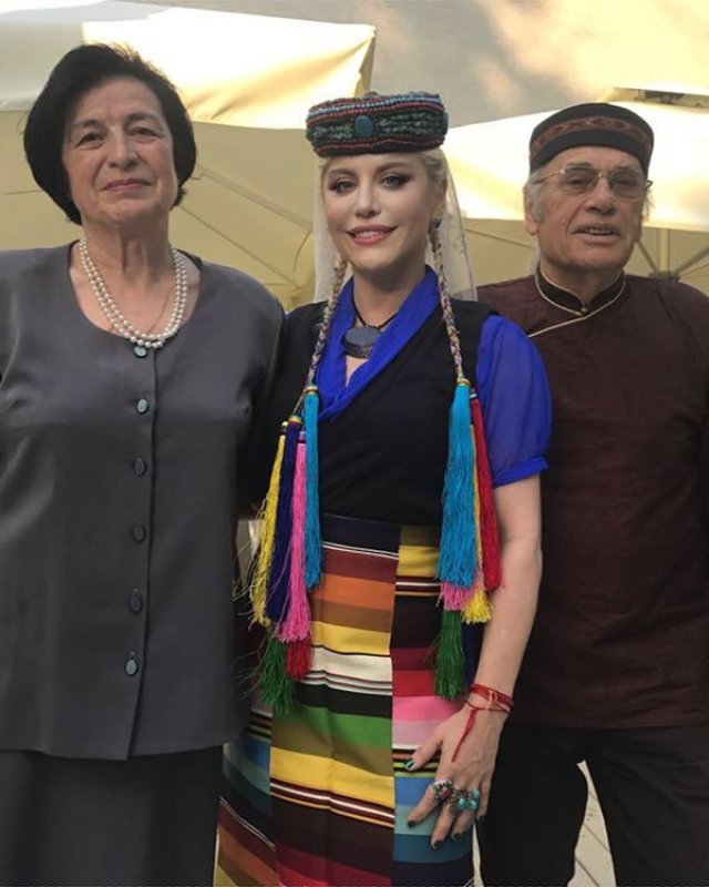 Imaginile durerii! Loredana Groza, distrusă de durere la înmormântarea tatălui ei. Bărbatul a dus o grea luptă cu boala