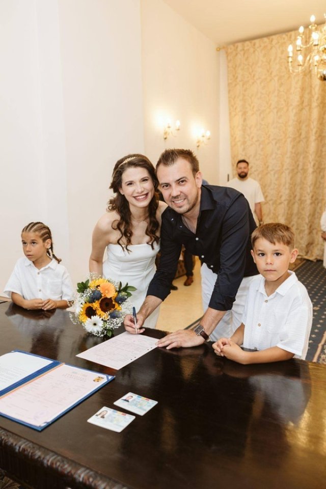 Actrița Ioana Picoș este însărcinată pentru a doua oară. În vara anului trecut și-a unit destinele cu soțul ei Robert Teiș