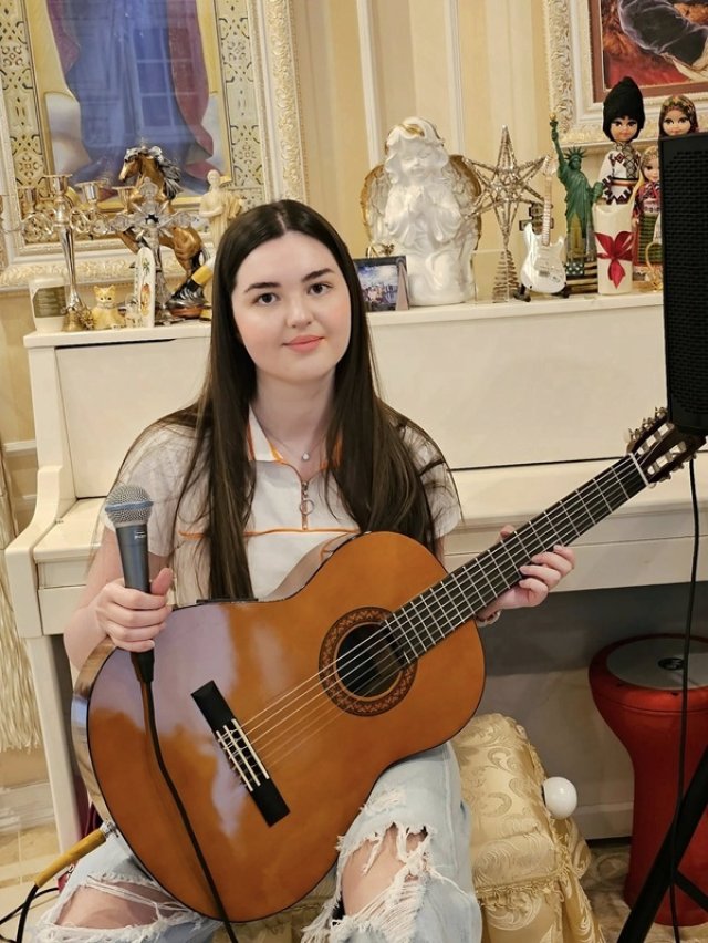 Igor Ciucuc nu are liniște la mai bine de un an de la moartea fiicei sale. Artistul merge emreu la mormânt.