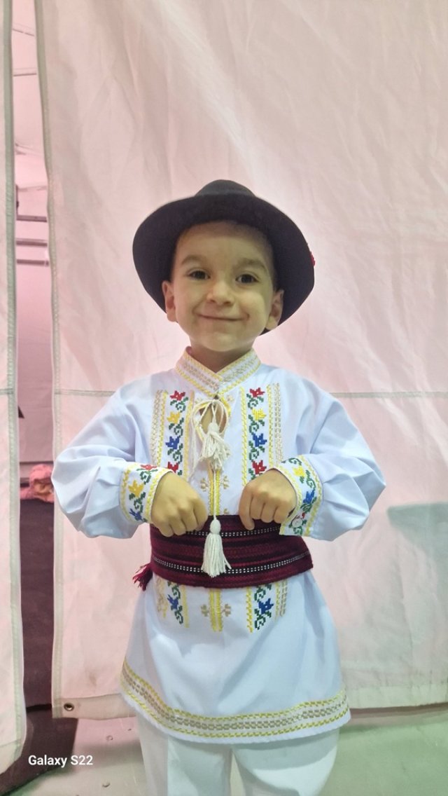 Teodor are numai 3 ani dar a făcut senzație pe scena de la Românii au talent. Băiatul vine din Republica Moldova.