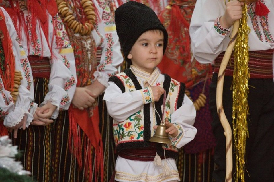 Teodor are numai 3 ani dar a făcut senzație pe scena de la Românii au talent. A cucerit publicul cu melodia „Mititelul, frumușelul”.