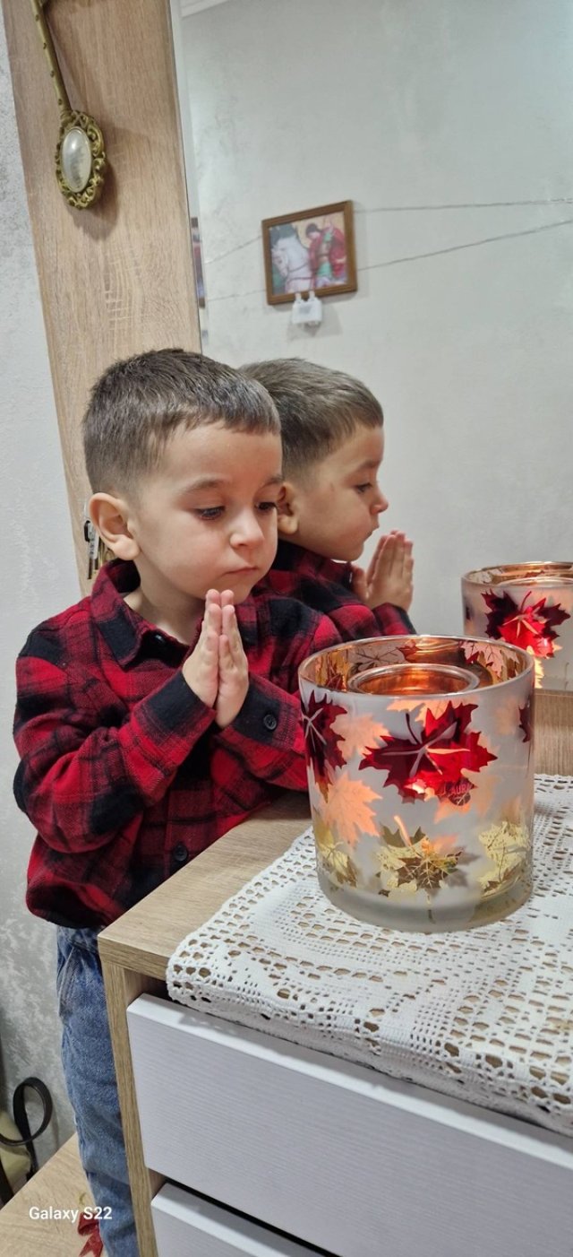 Teodor are numai 3 ani dar a făcut senzație pe scena de la Românii au talent. Jurații au rămas plăcut impresionați.